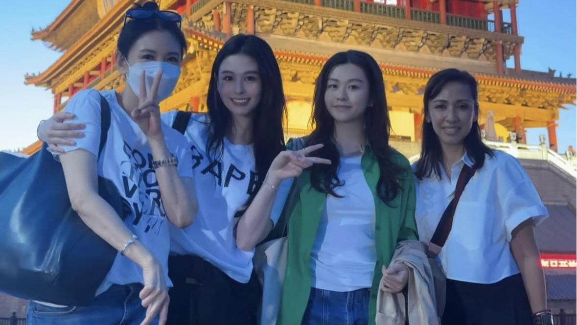 邱淑贞母女仨游西安古城,56岁妈妈戴口罩靓过女儿,沈日颜值逆袭