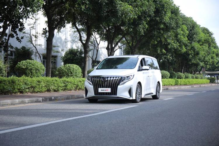 传祺M8和奥德赛没有绝对好坏，看需求选更合适。传祺M8空间更大、配置更高，二