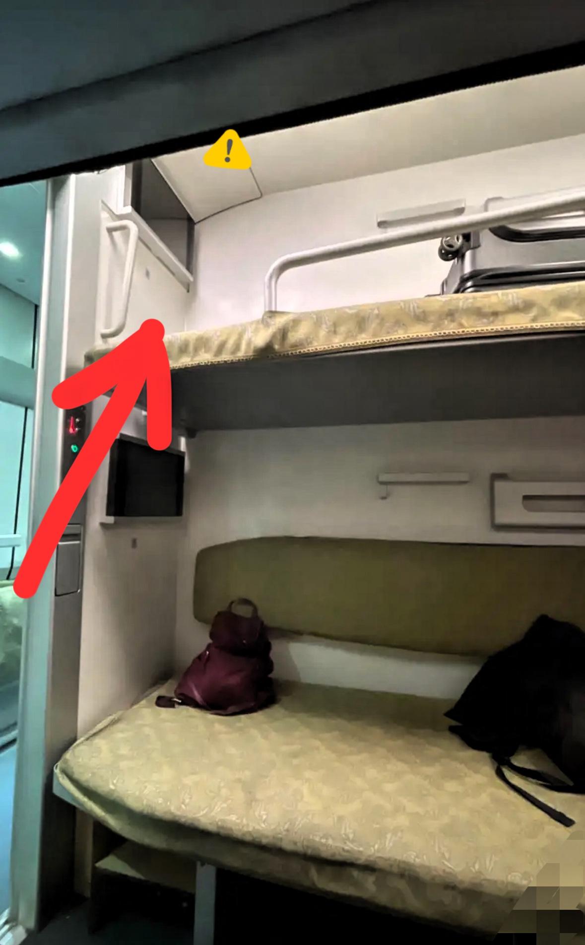 一孕妇在整节车厢里找人换下铺，没一个人愿意换，她是上铺爬不上去。有个人直接说