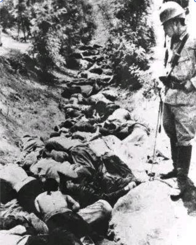 1940年，八路军一营被日军三面包围，营长竟诈降，还故意扔枪。急的一个连长大喊：