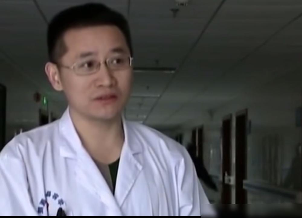 年轻时候的祖雄兵，没有现在一脸的严肃，白白净净的，一脸书生气。​那时候他刚刚