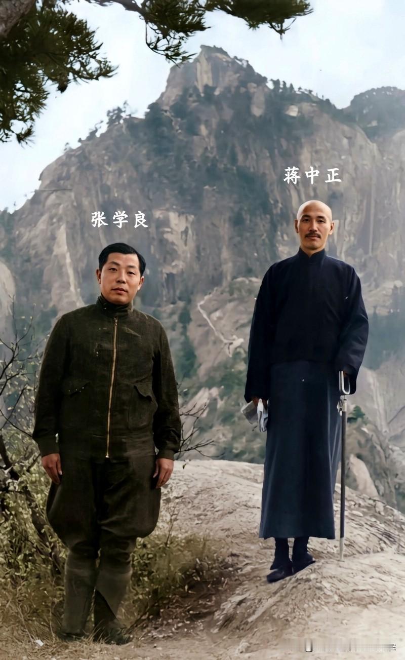 这是西安事变前夕张学良与蒋中正一起爬山时留下的一张老照片，这绝非演戏，也绝非剧照