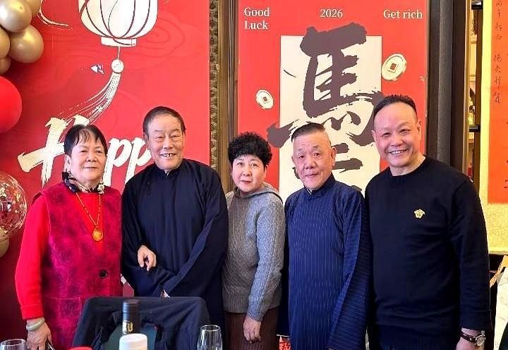 德云社的“橄榄枝”刚抛出，杨威大年初二却没去谈事业，反而跑去给朋友庆金婚。这波