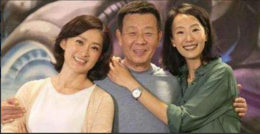 两个老婆太累了，大家不要学我。”1996年，寇世勋将健美小姐许黎丹带回家，对妻子
