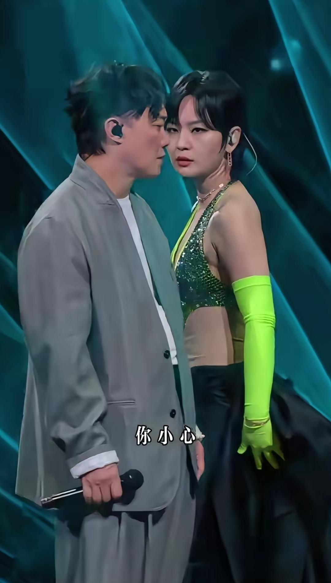 果然性感是一种感觉看到41岁的周笔畅穿着深v露背礼服，虽然她的皮