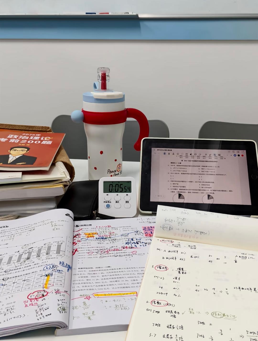 打工的尽头是编制吗？我表妹在厂里干了十年，今年又回去了。上个月她说，新组长比她