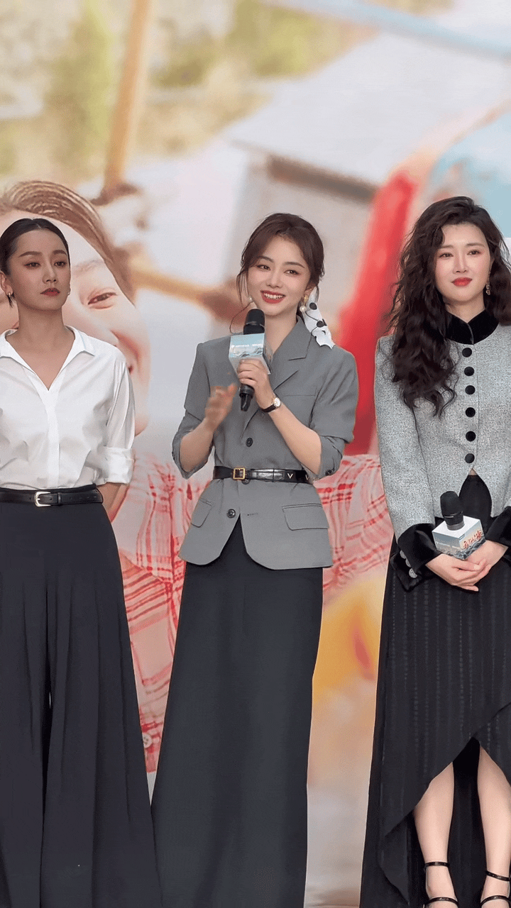 谭松韵虽然穿的很成熟，但36岁的她确实活成了少女！