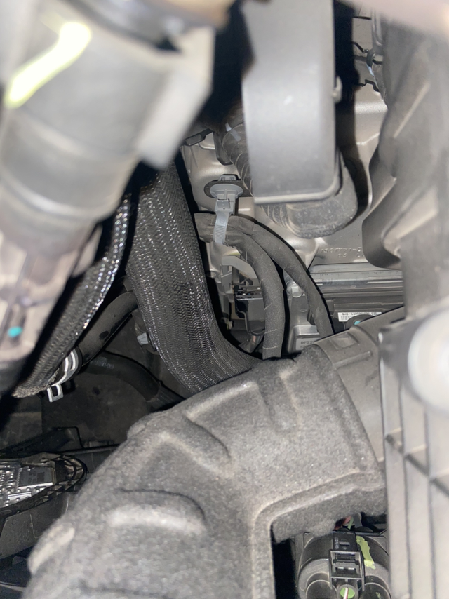 买长安后悔了只开了6000公里就发现变速箱插头漏油了，这质量也太差了了吧，费油