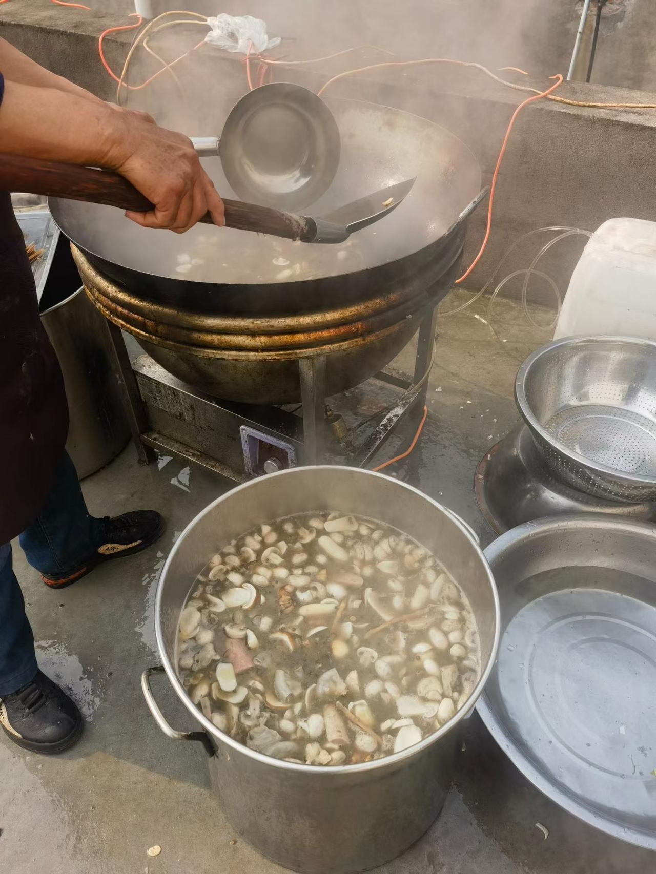 周末去学生家吃了刨猪汤。如今请“一条龙”办席，每桌工钱90元（含午晚两餐），