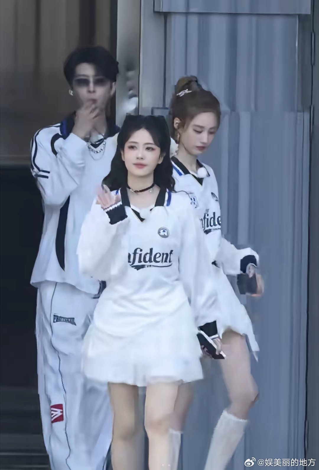 白鹿，范丞丞，徐艺洋突然同框，才发现身高真的是明星一大优势。范丞丞看起来好正，在