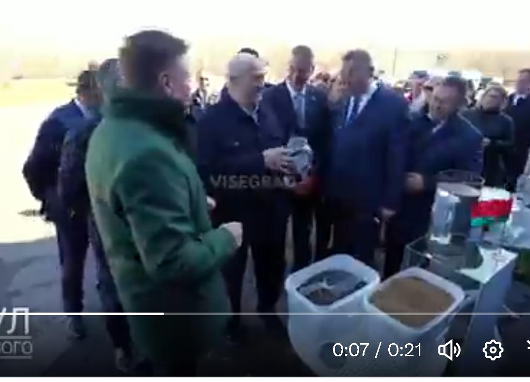 公司总经理向白俄总统卢卡申科展示公司新研发的“膨化鱼饲料”质量过硬、安全无毒，当