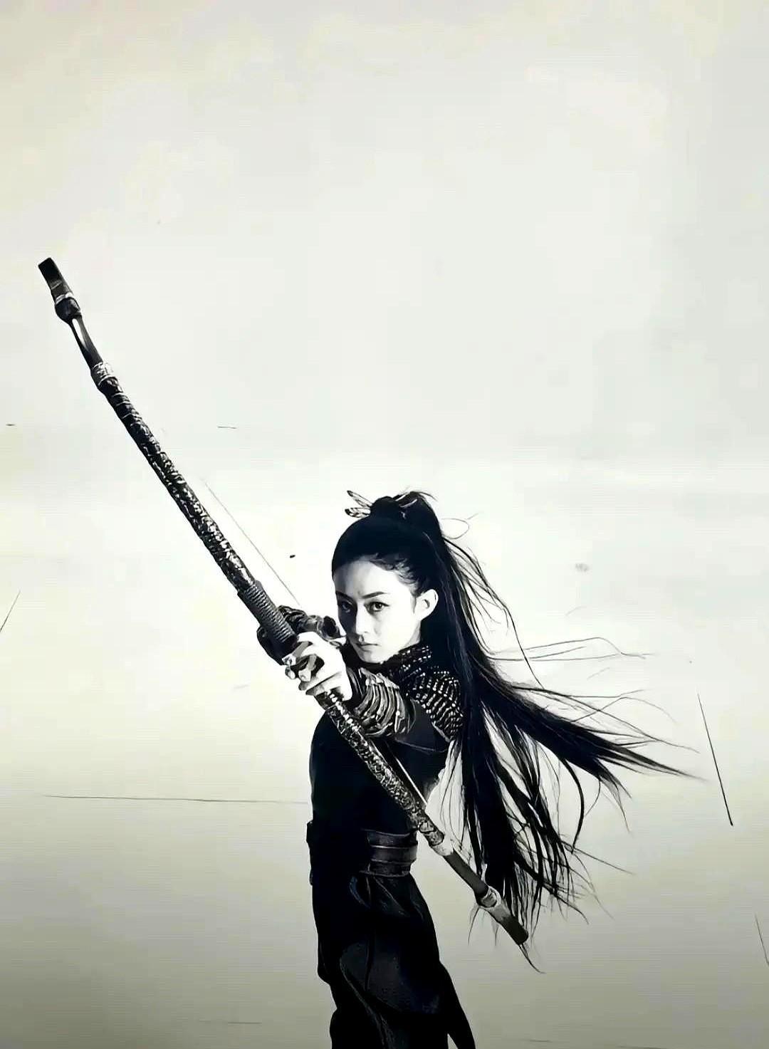赵丽颖一转身，铠甲成了爆款。不是特效，是真甲。180克钛合金，马尾里藏钢圈，片