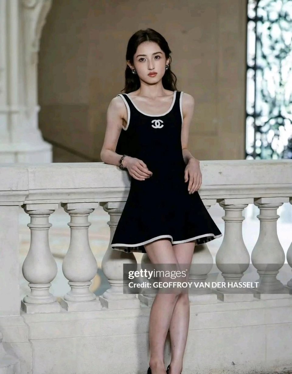 张子枫总用浓妆打造御姐气场，奈何脸蛋自带孩童滤镜，再想成熟都格外勉强