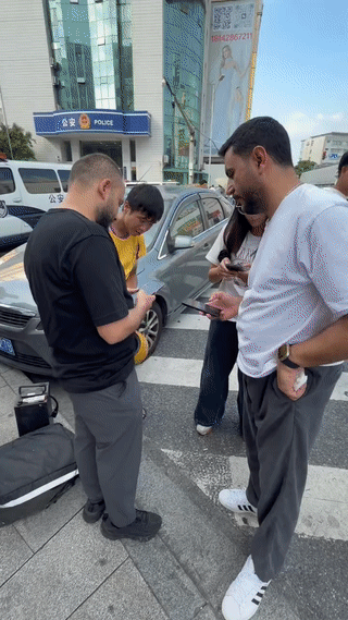 这名外卖小哥因为违章停车，他的电动车被交警查扣。他因为交不起扣车的费用，坐在路