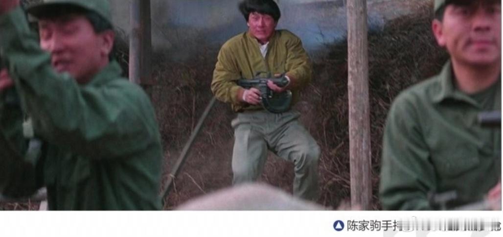 香港电影《警察故事3：超级警察》中的轻武器②L85A1自动步枪快艇被豹强撞翻后，香港水警爬上小艇时所