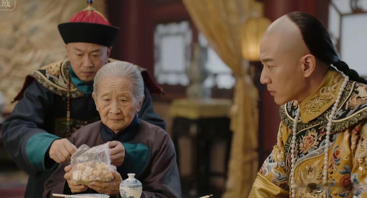 康熙设宴，发现一位将军偷偷打包菜肴，正欲发作，李光地却小声说：皇上，他家中有位9