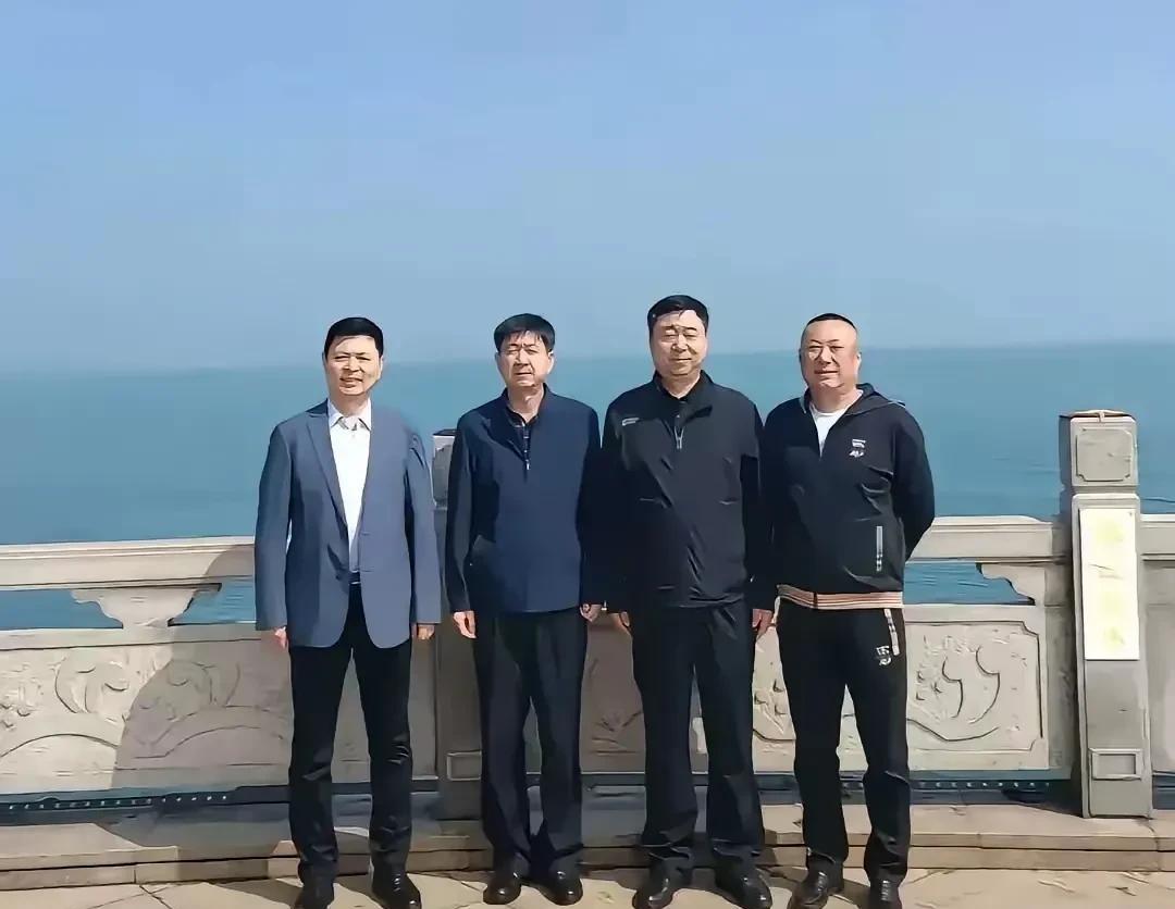 这是40年后4位老同学聚会，大家的近况大不相同。中间两位穿夹克的，应该是体制内