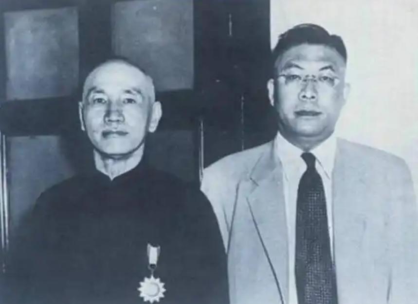 指点蒋介石退守台湾的高人是谁？建议毛主席先夺台湾的人又是谁？ 一个是帮蒋介石