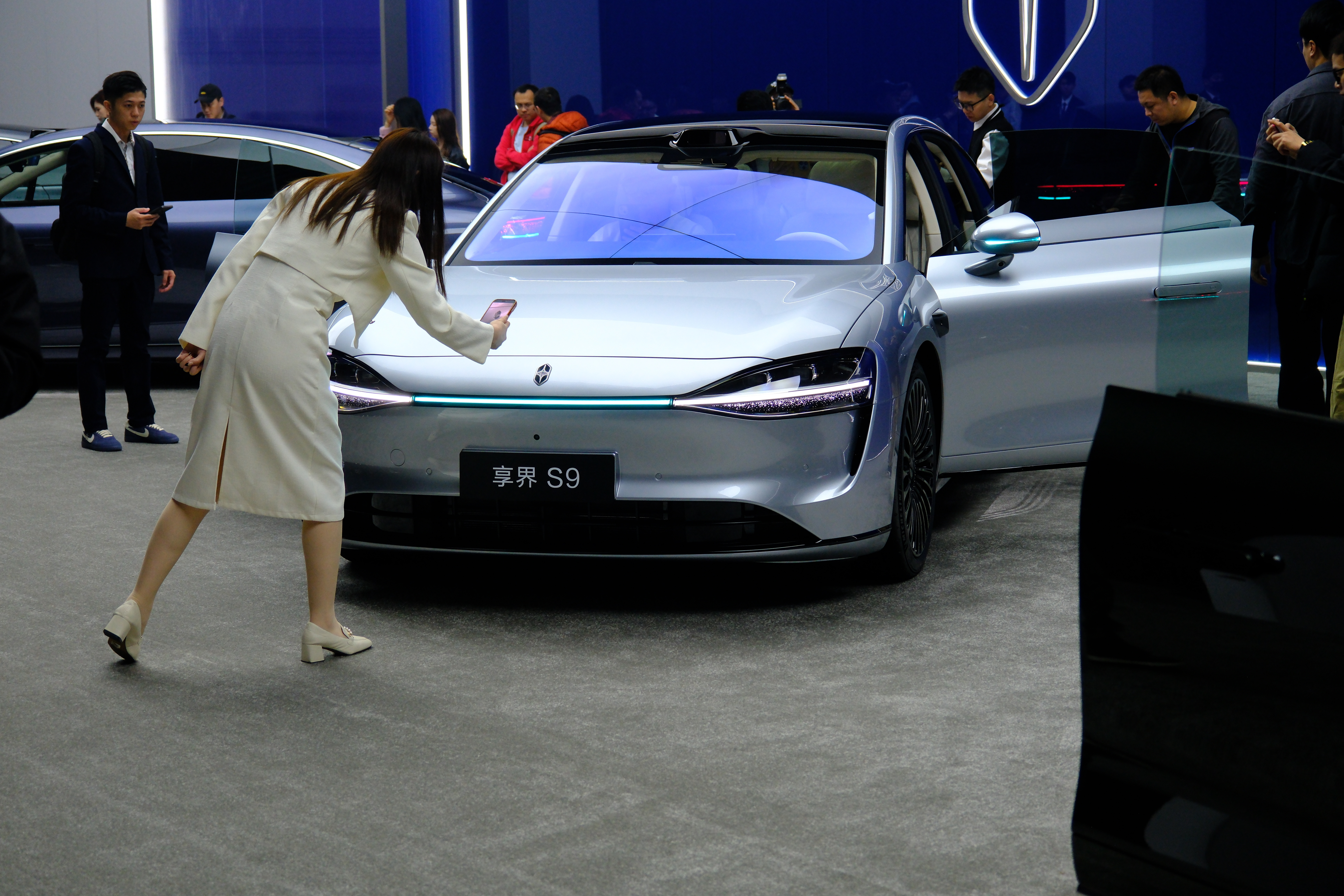 享界S9是50万以内最精致时尚、最没有登味、最有现代感的轿车，没有之一，不解释反