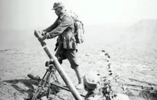 1940年，八路军炮兵营长赵章成正在吃饭，被辣椒辣到涕泗横流。忽然，他眼前一亮：