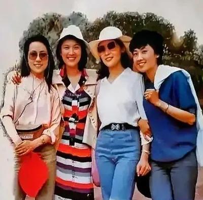 80年代，当红的四位明星，笑着相拥在一起。这副照片被刊在当年的热销挂历上。左面是