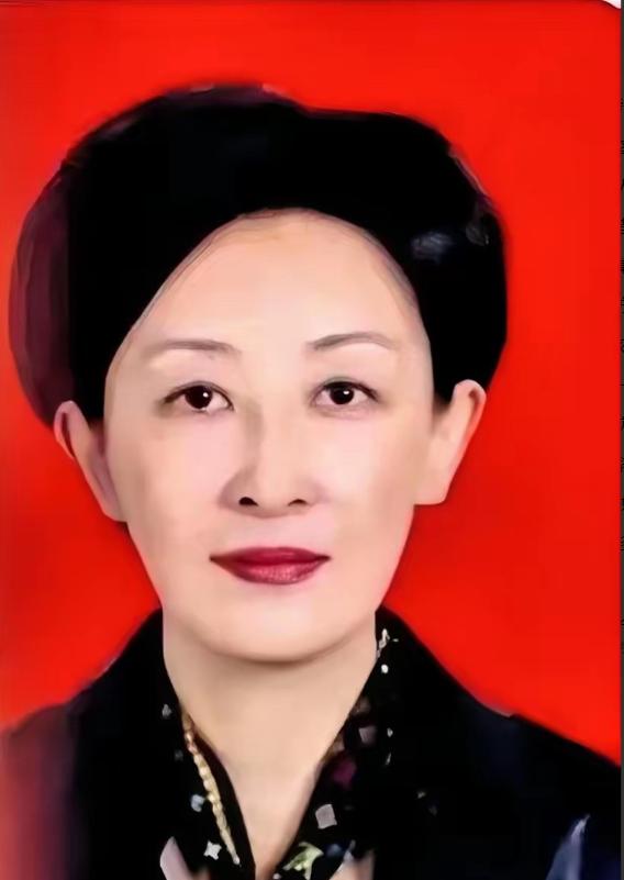 机场广播还在响，人已经被按住了。郝斌大概到最后一刻都以为，自己能在飞机起飞前踏进