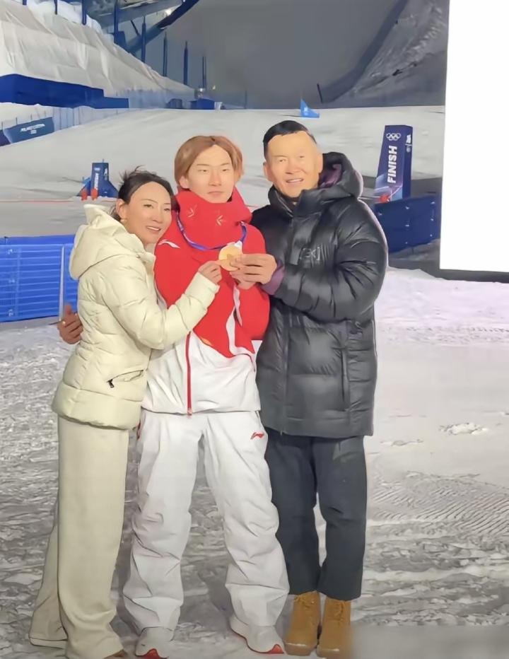 米兰冬奥夺冠后，苏翊鸣与父母温馨合影留念，一家人都是高颜值，妈妈李蕾美丽大方、明