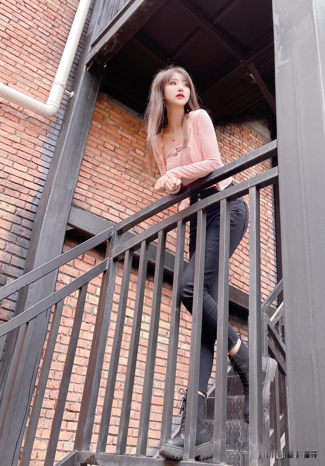 粉色解锁少女感，黑色牛仔裤稳住随性态，简单搭配却藏着小心机，美得不费力才最撩人。