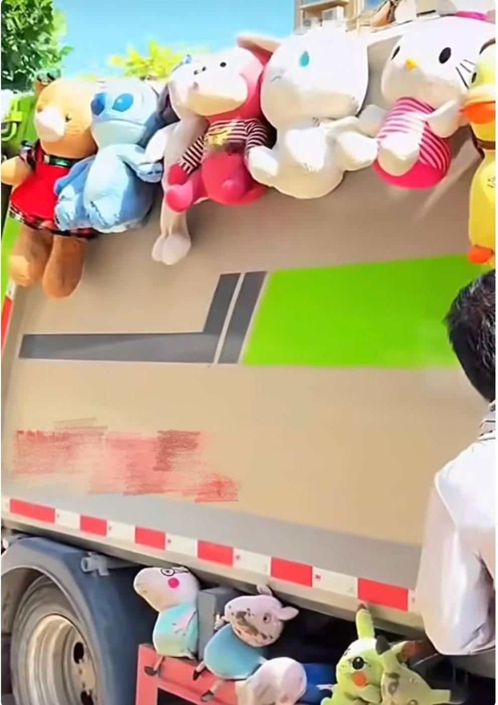 垃圾车司机捡回被丢玩偶，洗干净挂满一车，成街头风景