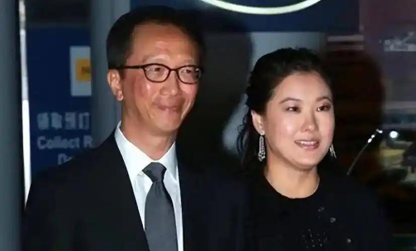 当年67岁的梁锦松为了和跳水皇后伏明霞生孩子，直接花100亿买下了一整座医院。