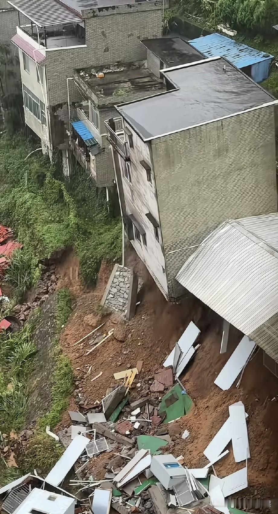 房子还是不要建在斜坡处，风险太大了，一旦地基轻微下沉，后果不堪设想，好不好房子就