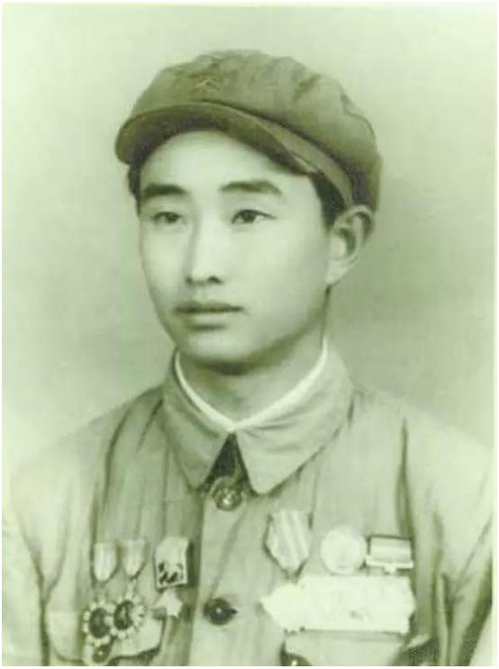 1943年山东栖霞，20名八路军正在吃饭。突然3架敌机俯冲而来，班长慌忙大喊:“