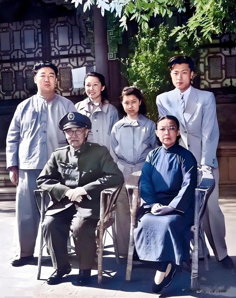 这才是阎锡山的真实模样，绝不是演员所扮演的角色！这张老照片摄于上世纪40年代末期