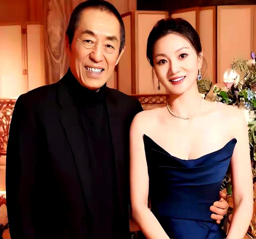 75岁张艺谋路演蹲地拍照，镜头对准的是44岁的陈婷。这次她陪跑《惊蛰无声》