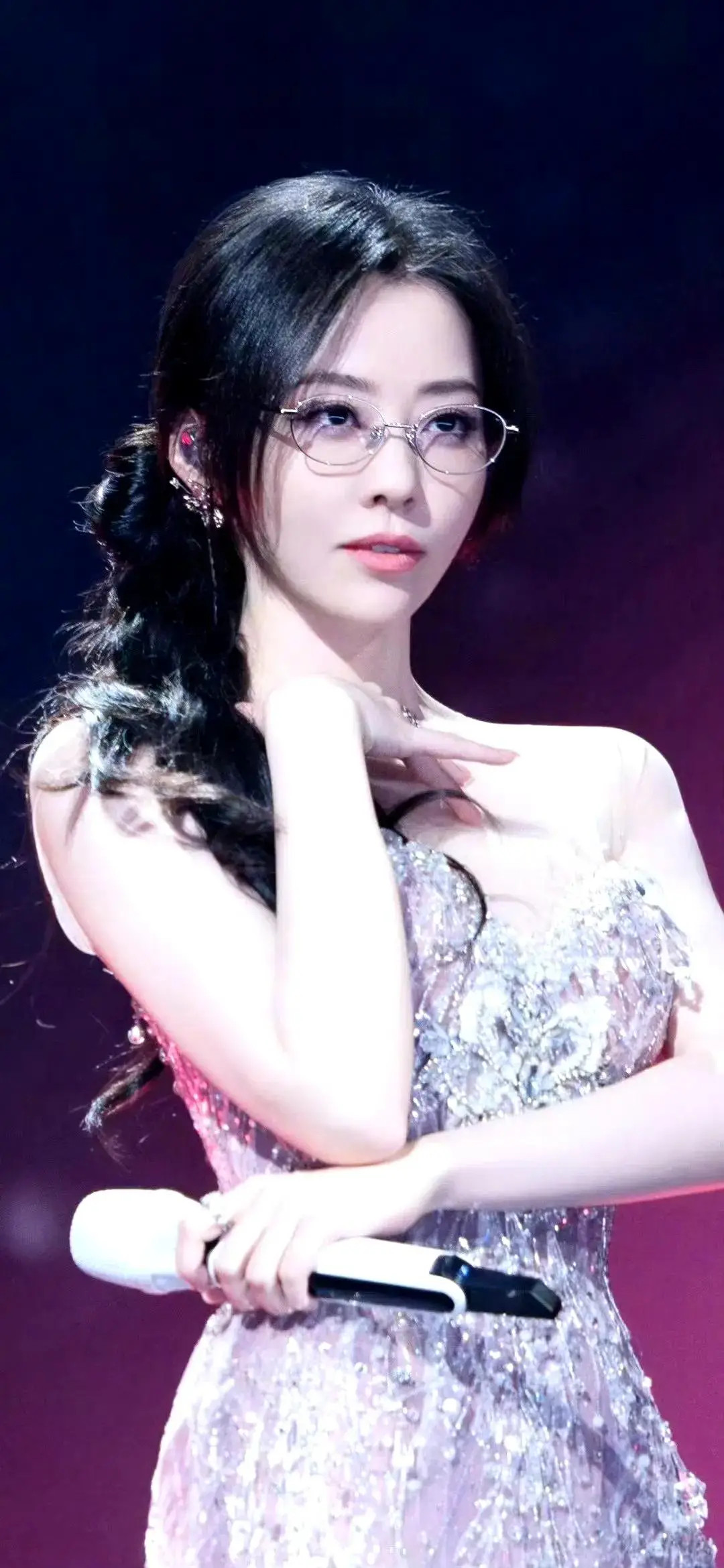邻居称张靓颖粉丝打卡就走了如今的张靓颖成熟且充满了女人味，让人蠢蠢欲动。但不得不