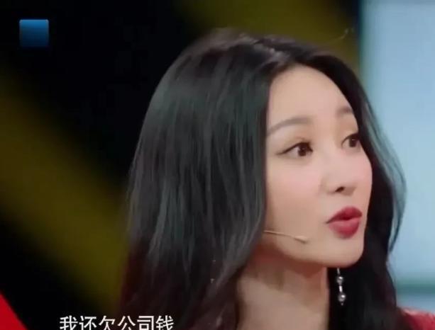 2020年，有一次，主持人问柳岩：“你埋怨过自己的命运吗？”柳岩云淡风轻地说：