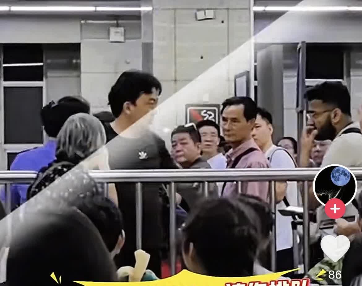 这位黑衣大哥真的给国人长脸了，看到外国男子想插队，立马挡住入口并对着外国男子说“