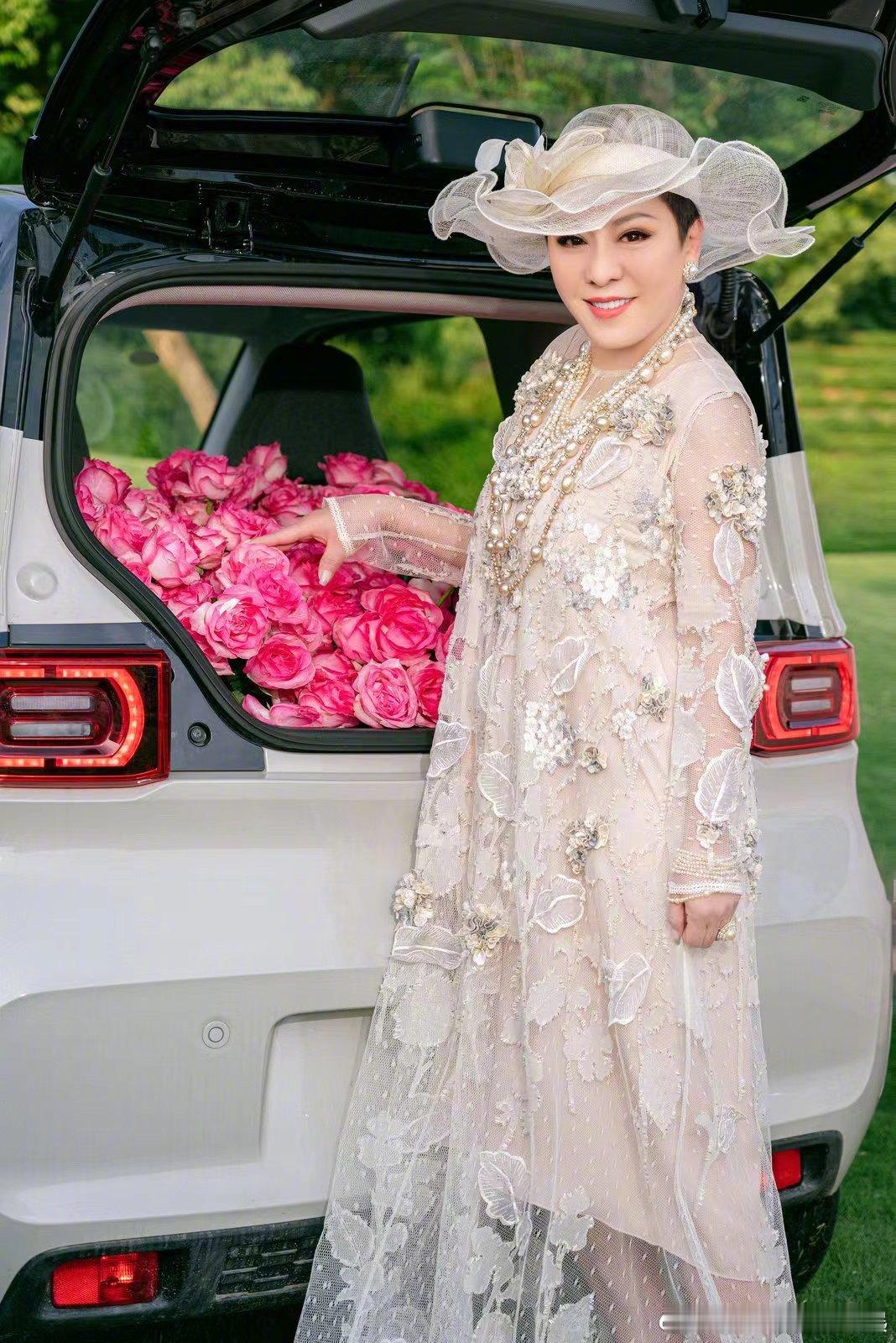 向太劝女生千万不要下嫁向太爆料：“一个富家女嫁给了一个演员，等于算下嫁了，他这