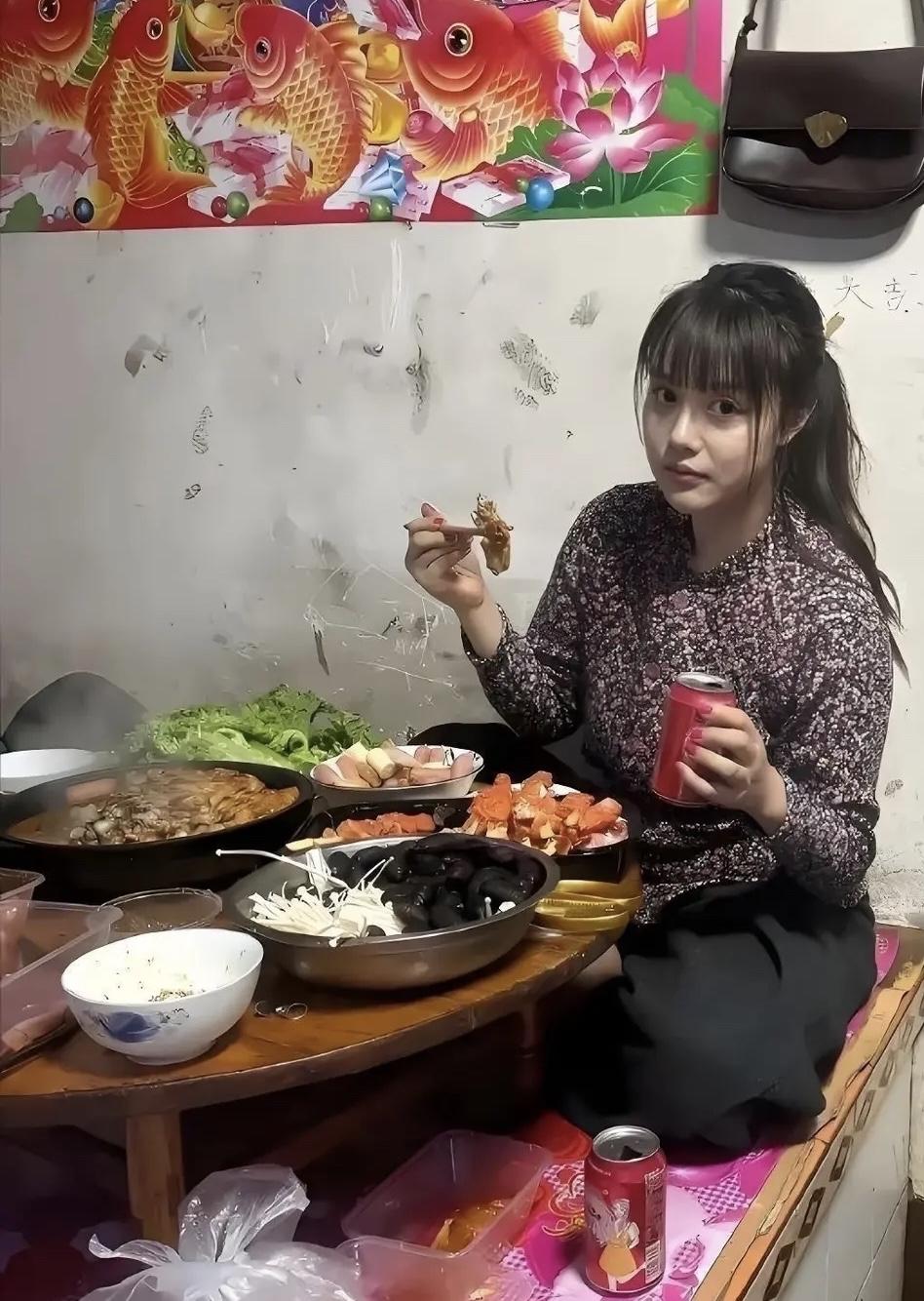 来自90后湖南妹子，在深圳龙华上班一坐就是10个小时，汗水都浸透，拿着一个月