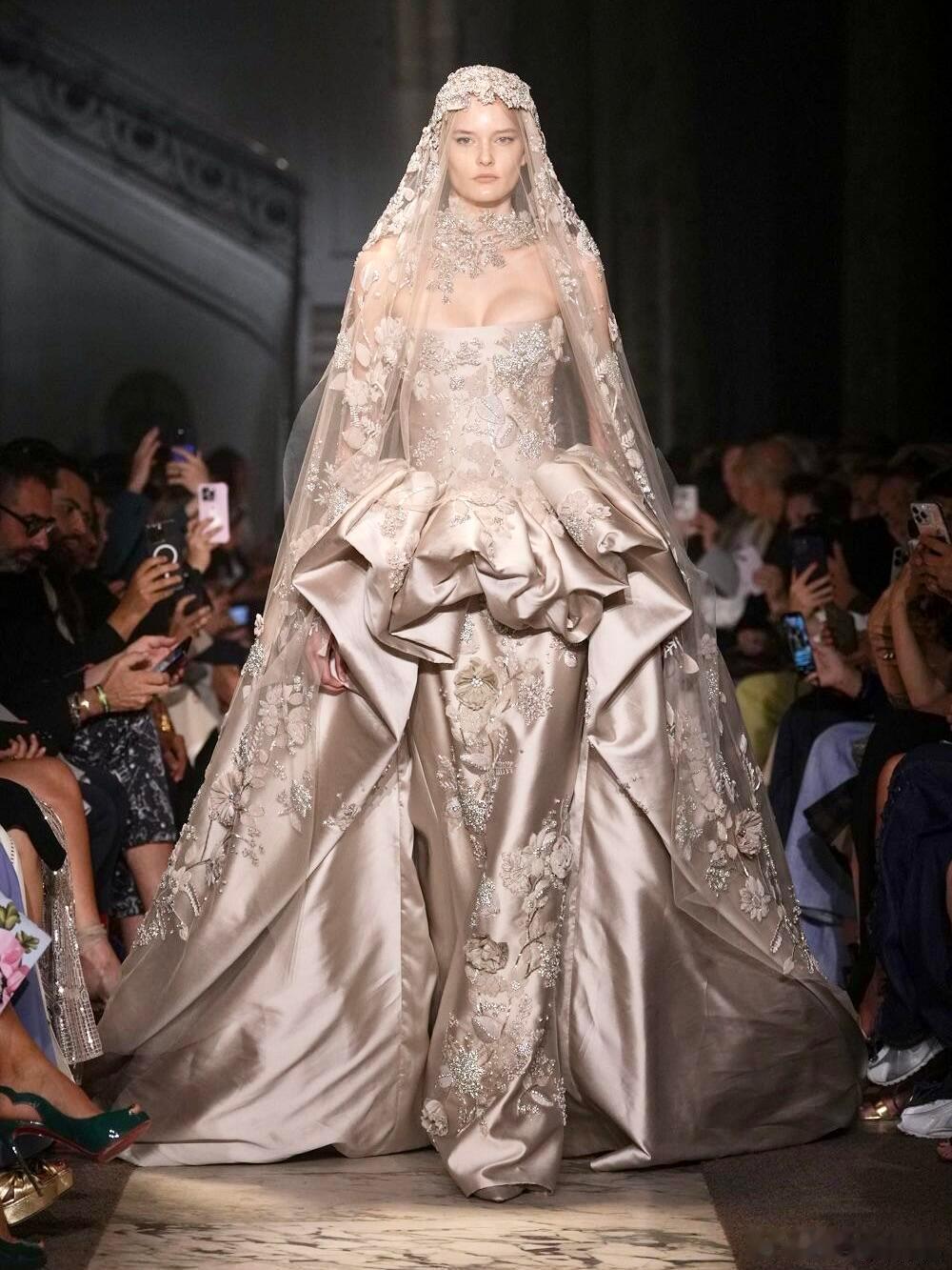 ElieSaab高定的话线姐和彤姐基本上肯定会穿吧[思考]​​​