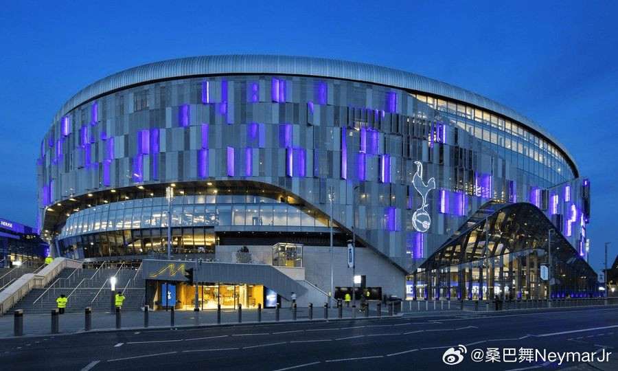 热刺考虑任命本-戴维斯，让他作为球员兼教练执教球队在解雇图多尔后，俱乐部头号目