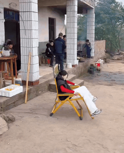 丢人的方式有很多种，她选择了最憨的那一种！[无奈吐舌][无奈吐舌]