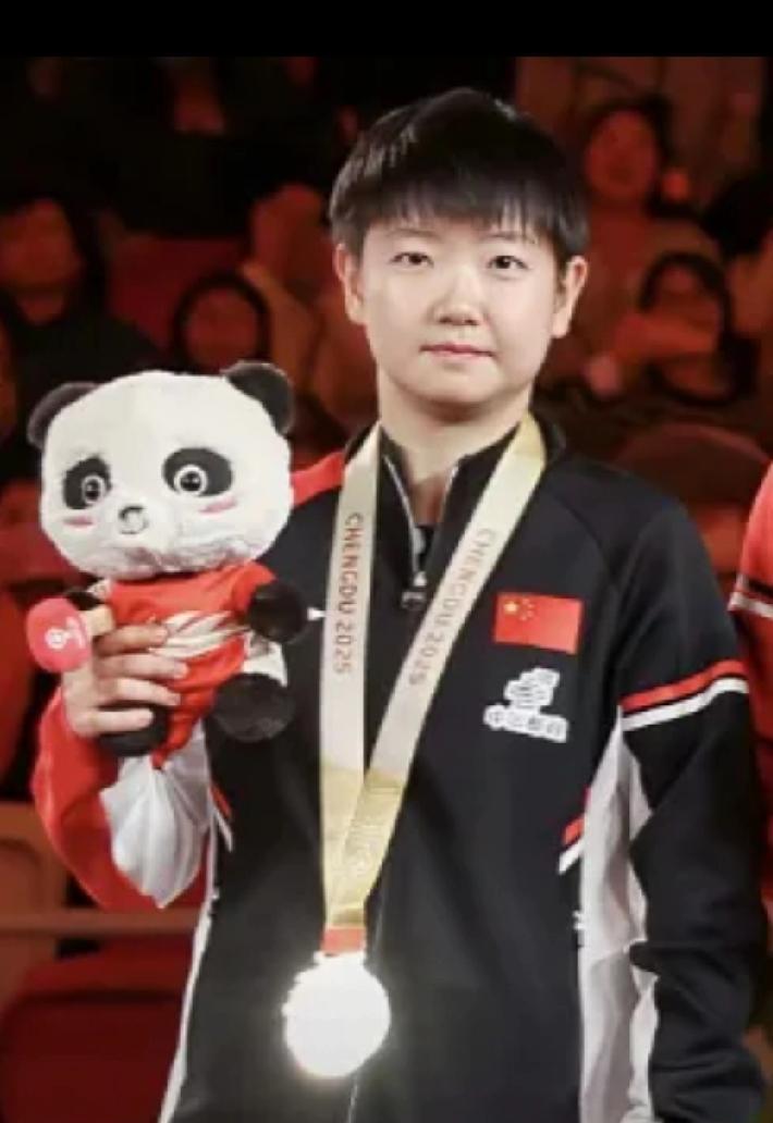 赛场上的王者，台下却像个邻家女孩。24连胜，她却从不张扬。莎莎啊，你就像那