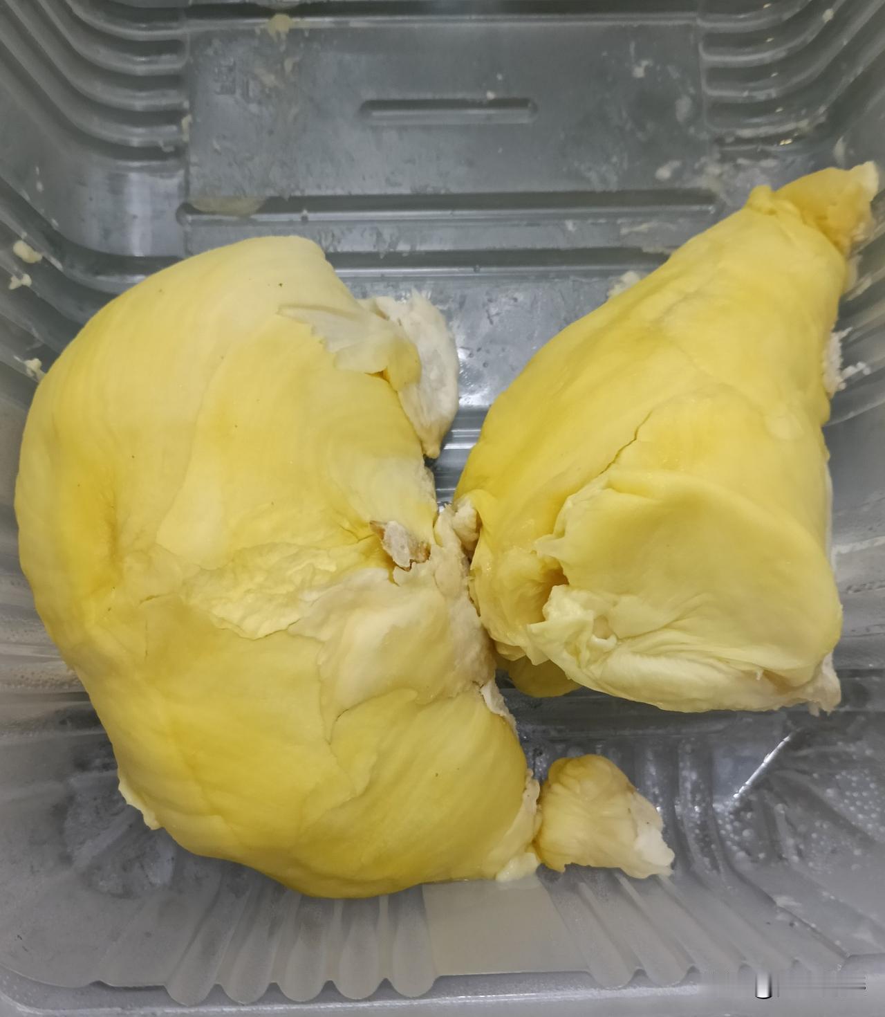 我真服了我的邻居了！今天我买了一个榴莲，正好在楼梯口间碰到邻居了，我给了她孩