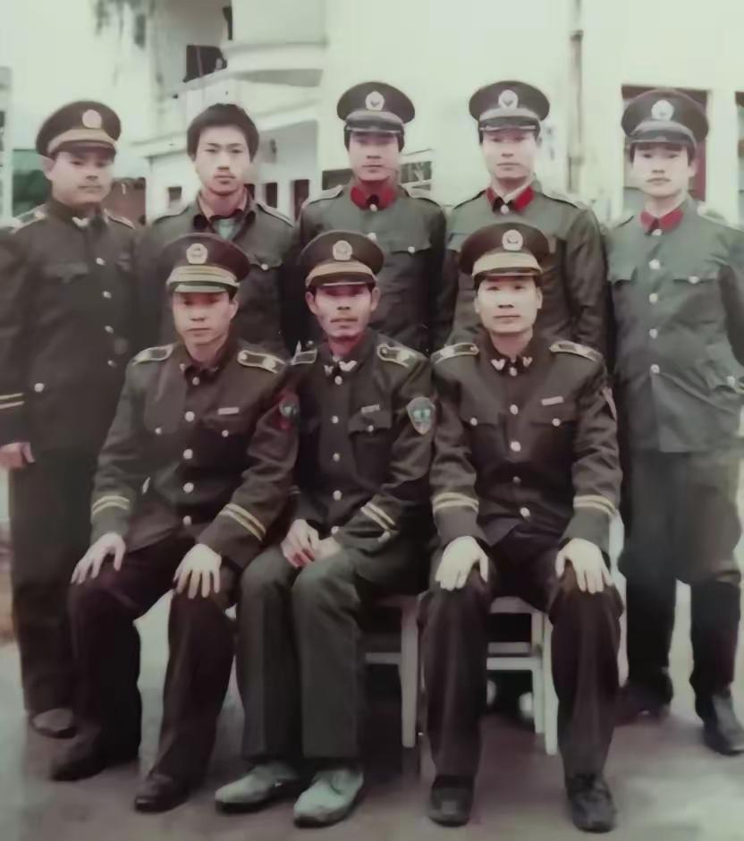 落魄的公安处干警！上世纪90年代以前，各厂矿企业都有公安处。当年的公安处行使地