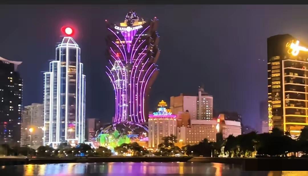 湖北一位高材生，毕业后在小米公司上班。每月工资1万3，本可以衣食无忧的生活。可