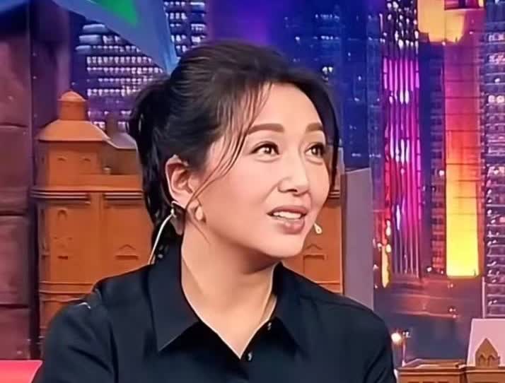 有一次，在节目中，主持人问演员江珊：“你真的太过份了，谁受得了你啊？”江