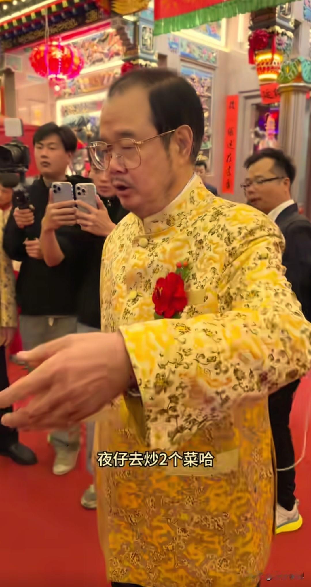 捐赠1500万建祠堂，1万炒俩菜，潮汕30亿身家大佬吴镇明回乡，遇种田老友主动走