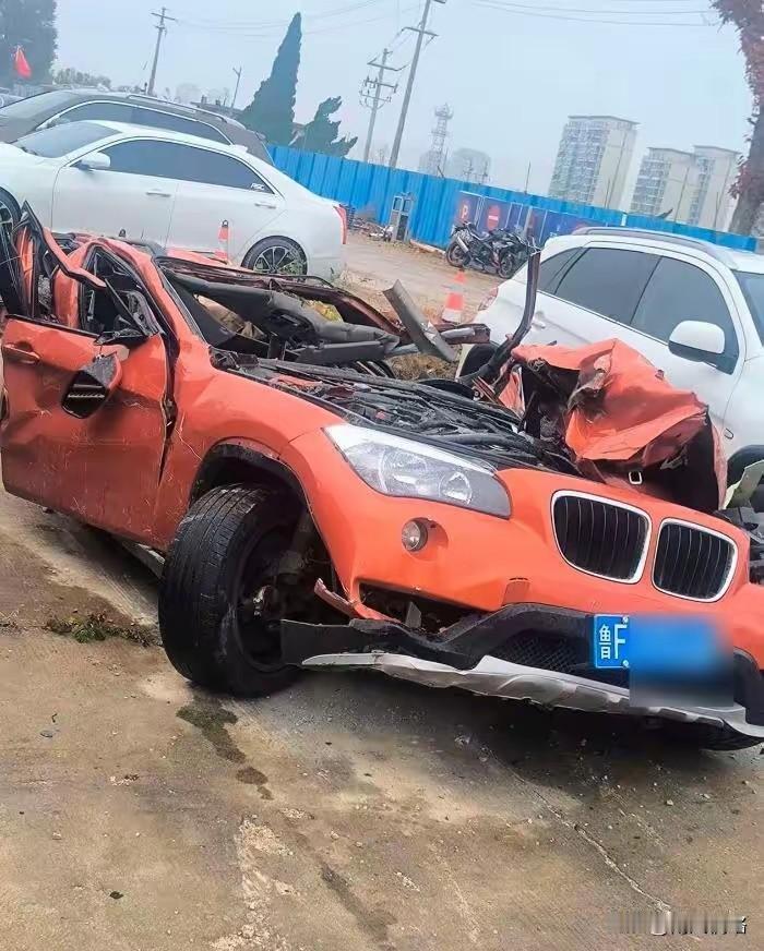 烟台渣土车发生侧翻，宝马车直接被压扁，群众徒手搬石头救人！画面让我看哭！20