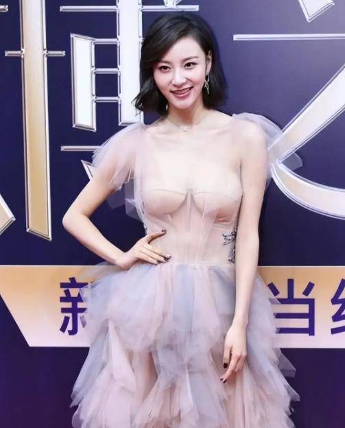有个很奇怪的事情。 女人的胸部是隐私部位，陌生人看不得，更摸不得，那不是应该